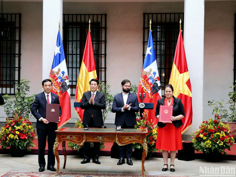 Lãnh đạo Bộ, ngành ký văn kiện.