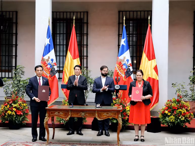 Lãnh đạo Bộ, ngành ký văn kiện.