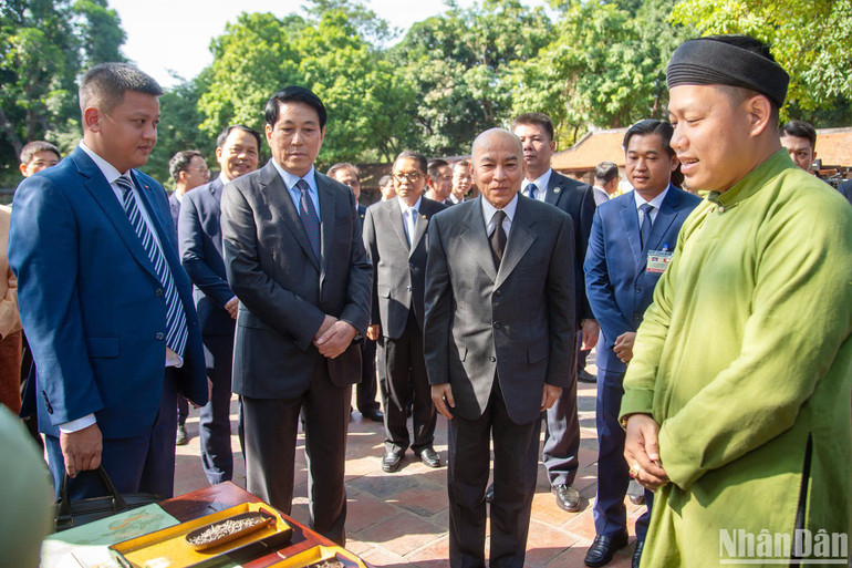 Chủ tịch nước và Quốc vương Campuchia nghe giới thiệu về trà quý.