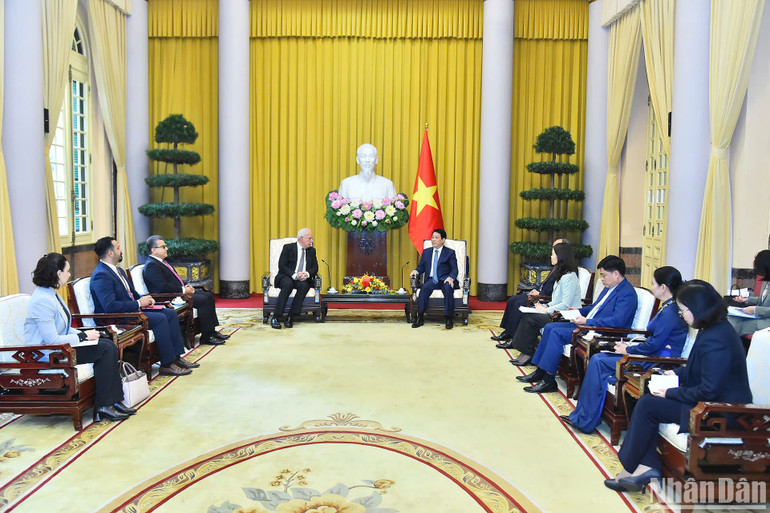 Toàn cảnh buổi tiếp. Toàn cảnh buổi tiếp.