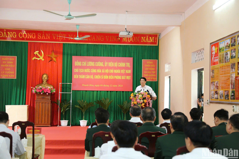 Chủ tịch nước phát biểu ý kiến với cán bộ, chiến sĩ Đồn Biên phòng Bát Mọt. Chủ tịch nước phát biểu ý kiến với cán bộ, chiến sĩ Đồn Biên phòng Bát Mọt.