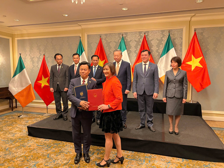 Giáo sư Lê Quân và Giáo sư Dolores O’Riordan trao văn kiện hợp tác.