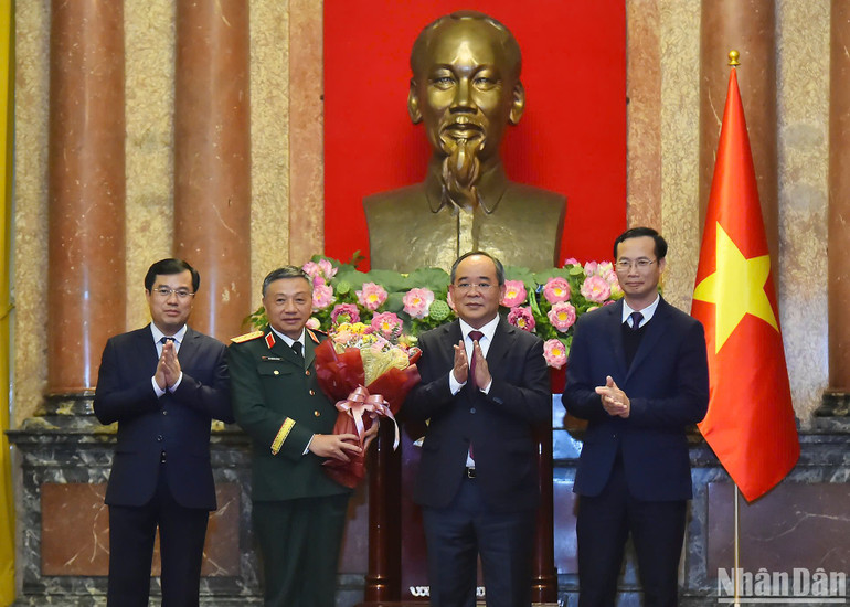 Lãnh đạo Văn phòng Chủ tịch nước tặng hoa chúc mừng Thượng tướng Lê Quang Minh.