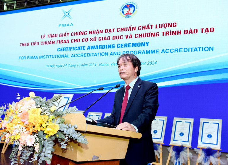 GS, TS Phạm Hồng Chương, Hiệu trưởng Trường đại học Kinh tế quốc dân phát biểu tại buổi lễ.