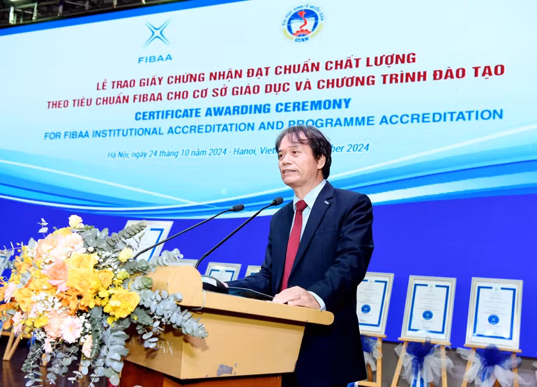 GS, TS Phạm Hồng Chương, Hiệu trưởng Trường đại học Kinh tế quốc dân phát biểu tại buổi lễ.