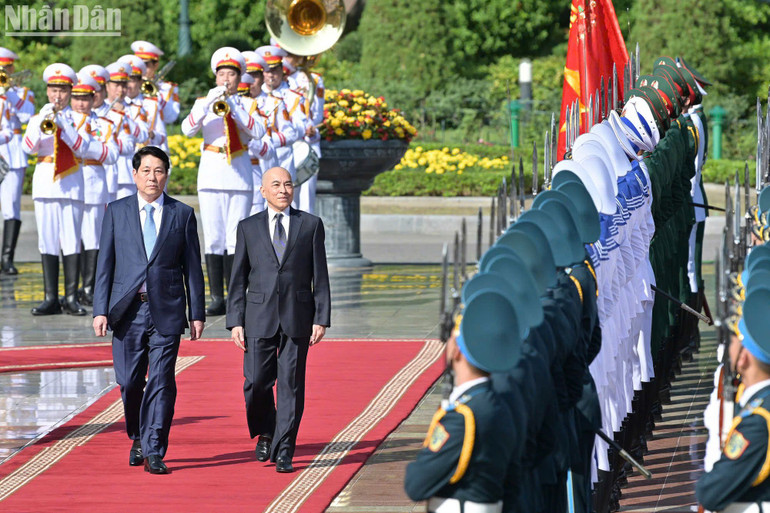 Chủ tịch nước Lương Cường và Quốc vương Campuchia Norodom Sihamoni duyệt đội danh dự.