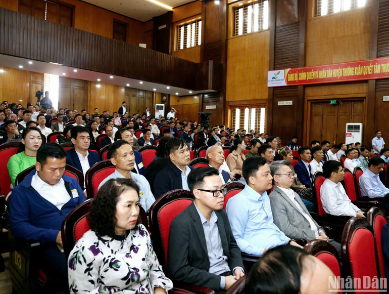 Đông đảo cử tri tham dự buổi tiếp xúc. Đông đảo cử tri tham dự buổi tiếp xúc.