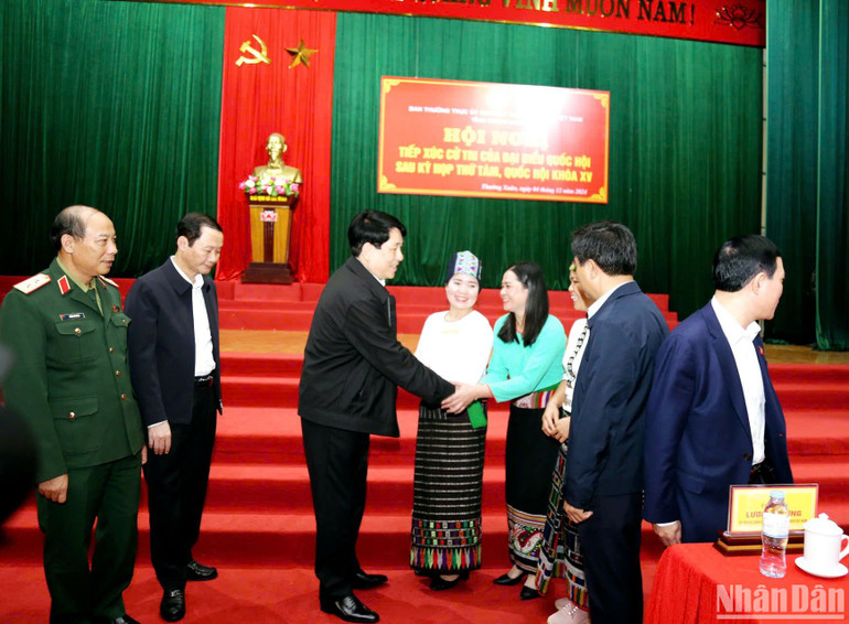 Chủ tịch nước trao đổi với đại diện cử tri. Chủ tịch nước trao đổi với đại diện cử tri.