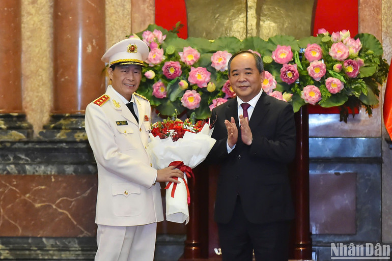 Chủ nhiệm Văn phòng Chủ tịch nước Lê Khánh Hải chúc mừng Thượng tướng Lê Quốc Hùng.