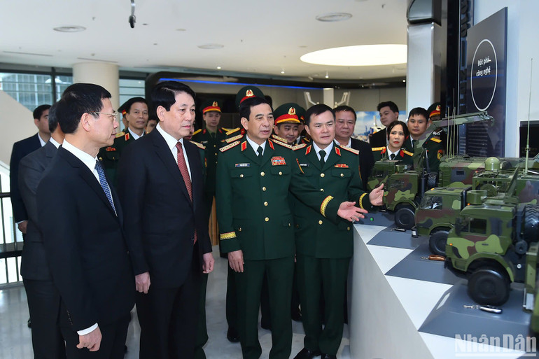 Chủ tịch nước Lương Cường tham quan trưng bày sản phẩm của đơn vị.