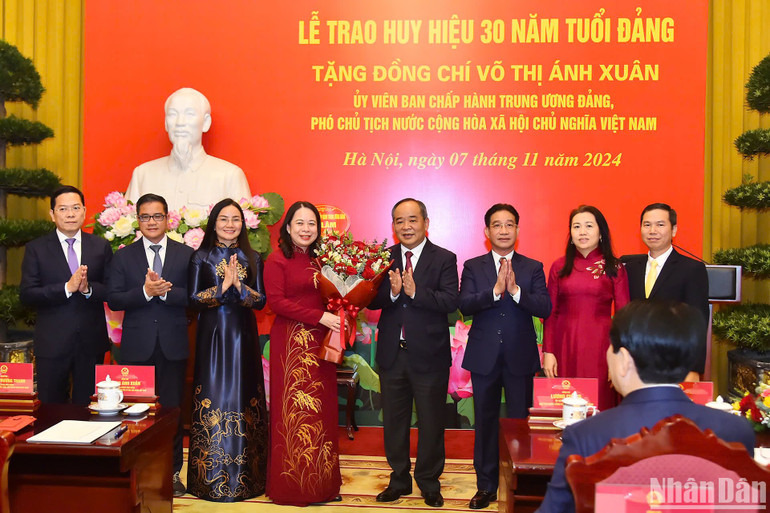 Bí thư Đảng ủy, Chủ nhiệm Văn phòng Chủ tịch nước Lê Khánh Hải và cán bộ đảng viên Đảng bộ Văn phòng Chủ tịch nước tặng hoa chúc mừng Phó Chủ tịch nước.