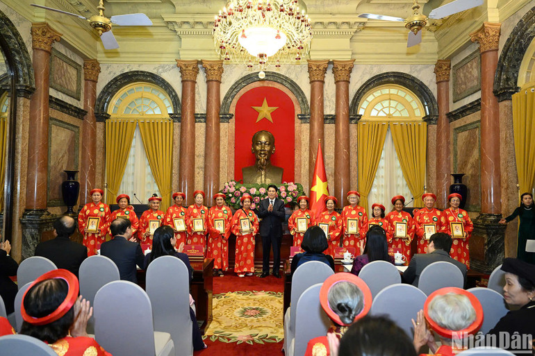 Chủ tịch nước tặng quà phụ nữ cao tuổi tiêu biểu.