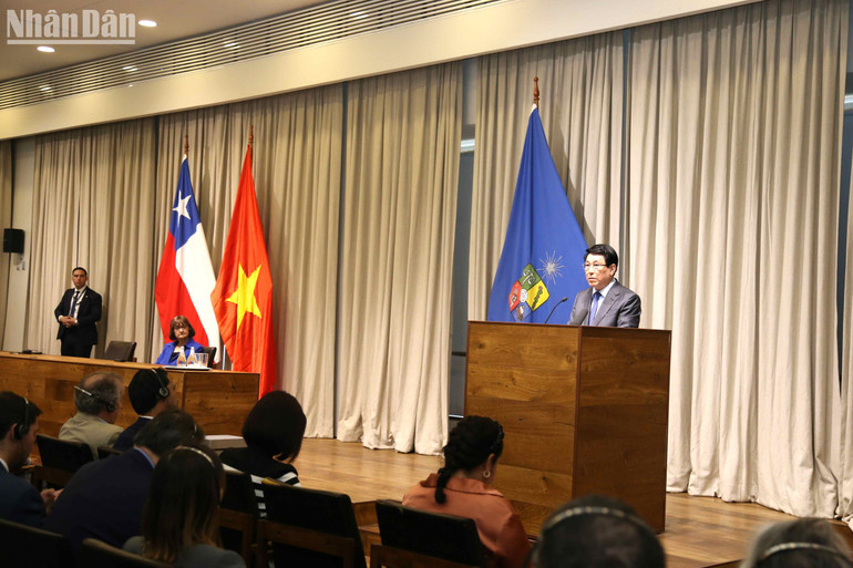 Chủ tịch nước Lương Cường phát biểu chính sách tại Đại học Chile.