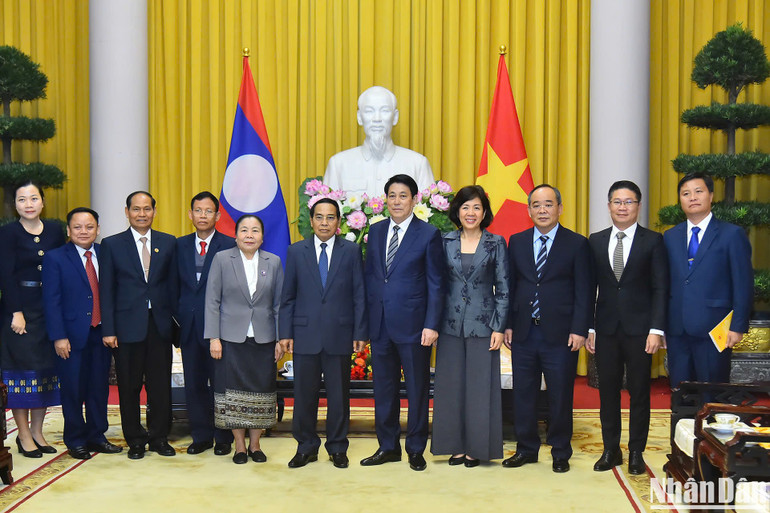 Đại biểu hai Đảng, hai nước trong buổi tiếp. Đại biểu hai Đảng, hai nước trong buổi tiếp.