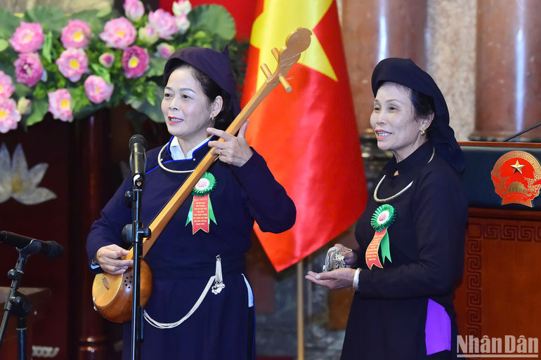 Đại diện phụ nữ cao tuổi tiêu biểu biểu diễn tiết mục văn nghệ tại buổi gặp.