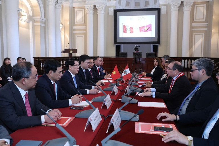 Chủ tịch nước Lương Cường hội kiến Chánh án toàn án Tối cao Peru. Chủ tịch nước Lương Cường hội kiến Chánh án toàn án Tối cao Peru.