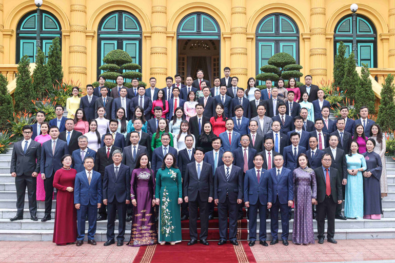 Chủ tịch nước Lương Cường, Phó Chủ tịch nước Võ Thị Ánh Xuân và lãnh đạo, cán bộ, công chức, viên chức, người lao động Văn phòng Chủ tịch nước.