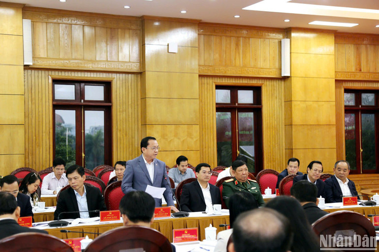 Đại diện lãnh đạo bộ, ngành tham gia ý kiến tại buổi làm việc.