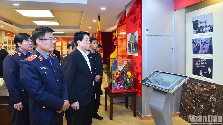 Chủ tịch nước tham quan Phòng truyền thống Viện Kiểm sát nhân dân tối cao.