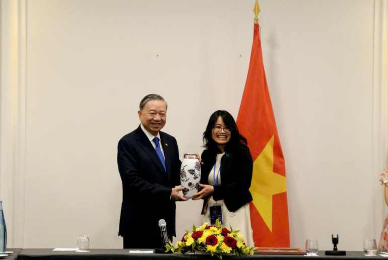 Đại diện trí thức kiều bào tiêu biểu chúc mừng Tổng Bí thư, Chủ tịch nước nhân chuyến công tác dự Hội nghị cấp cao Pháp ngữ lần thứ 19 và thăm chính thức tới Pháp.