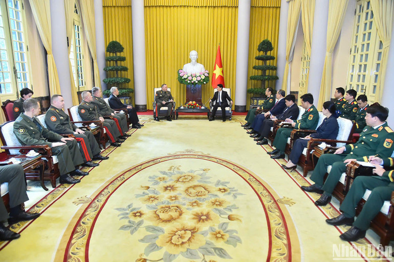 Chủ tịch nước Lương Cường tiếp Bộ trưởng Quốc phòng Belarus Khrenin Viktor Gennadievich.