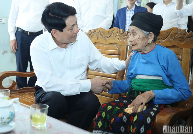 Chủ tịch nước Lương Cường tới thăm, động viên và tặng quà Mẹ Việt Nam anh hùng Lang Thị Phong. Chủ tịch nước Lương Cường tới thăm, động viên và tặng quà Mẹ Việt Nam anh hùng Lang Thị Phong.