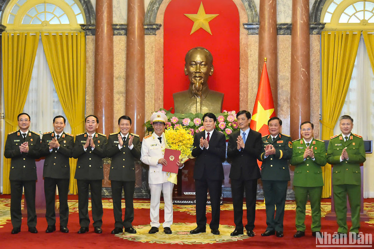 Chủ tịch nước và các đại biểu chúc mừng Thượng tướng Lê Quốc Hùng.