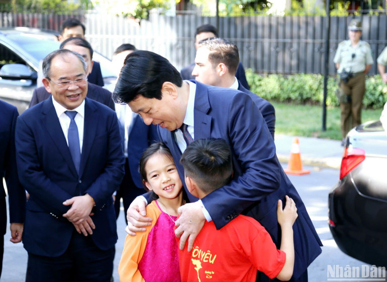 Chủ tịch nước Lương Cường với các cháu thiếu nhi con em cán bộ, nhân viên Đại sứ quán và cộng đồng người Việt Nam tại Chile.
