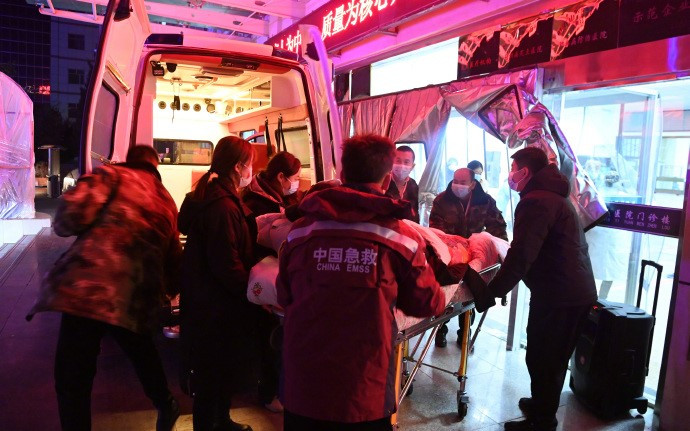 Cứu hộ người bị thương. (Ảnh: Tân Hoa Xã)