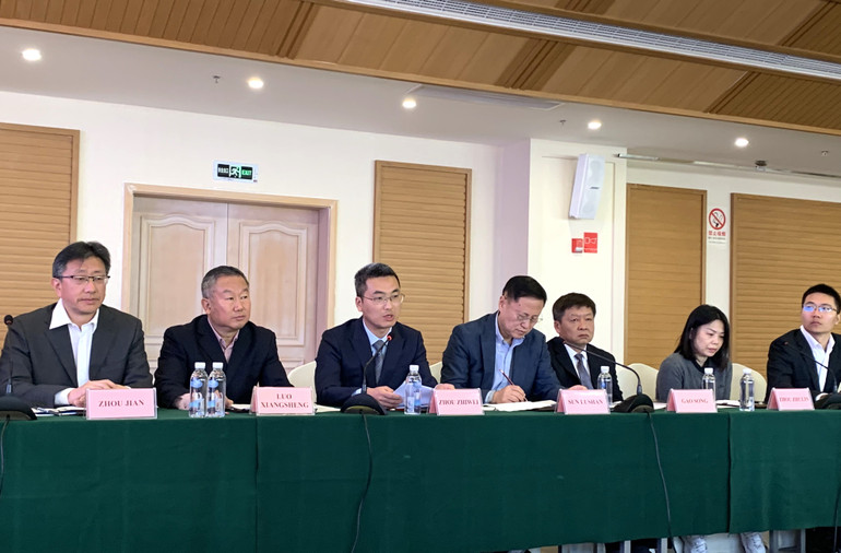 Ông Zhou Zhiwei, Giám đốc Trung tâm Hợp tác tài nguyên nước Mekong-Lan Thương (thứ 3 từ trái sang) phát biểu tại Hội thảo.