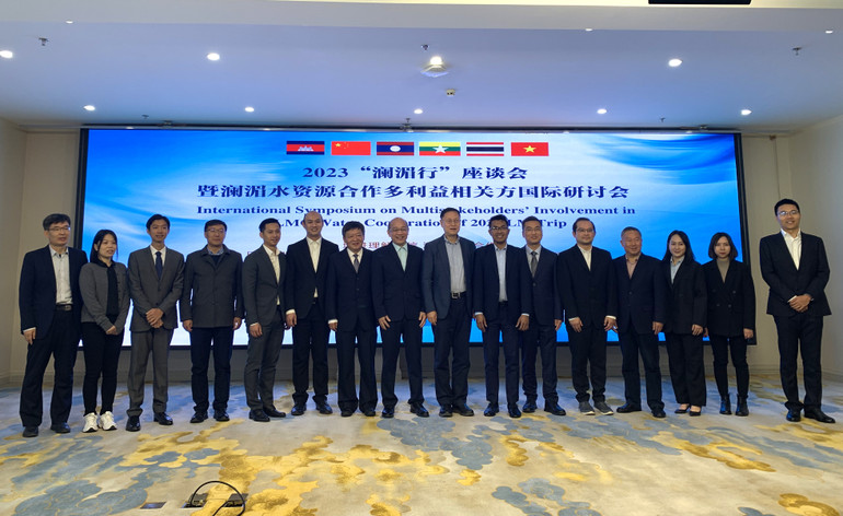 Các đại biểu chụp ảnh lưu niệm.