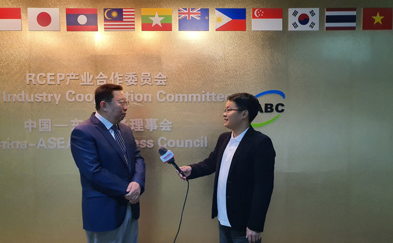 Ông Hứa Ninh Ninh trả lời phỏng vấn của phóng viên Báo Nhân Dân. (Ảnh: HỒ QUÂN)