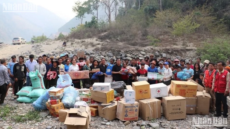 Người dân Lào ở bản Ta Lui hiện đang sử dụng nguồn nhu yếu phẩm cứu trợ.