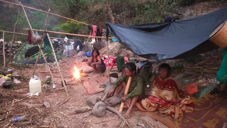 Đồng bào bản Ta Lui dựng tạm lều bạt để sống sau khi 35 ngôi nhà bị thiêu rụi.