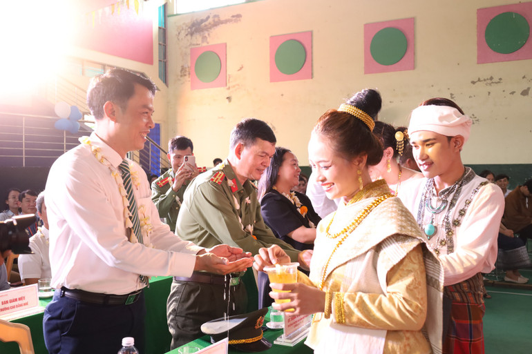 Rất đông lãnh đạo các ngành, địa phương và đại diện Hội quân tình nguyện Lào đã đến vui cùng các em.