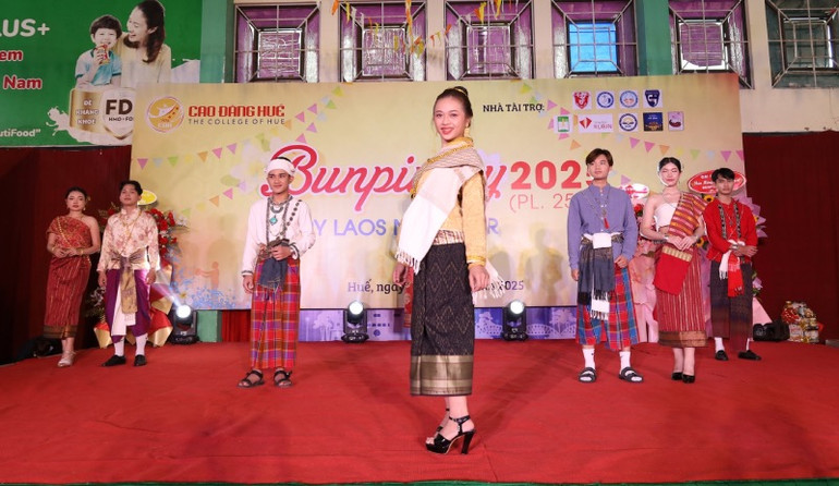 Lưu học sinh đã giới thiệu văn hóa Lào qua trang phục truyền thống.