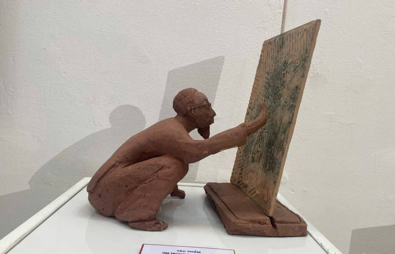 Tác phẩm Tìm trong trang sử cũ của họa sĩ Đặng Mậu Tựu.