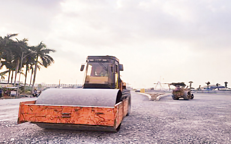 Xe lu làm phẳng mặt đường dẫn nút giao IC3 với Quốc lộ 1A với cầu Trần Hoàng Na, bờ quận Cái Răng.