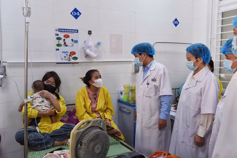 Đoàn cán bộ Bộ Y tế kiểm tra công tác điều trị bệnh sởi tại Bệnh viện Sản-Nhi Nghệ An. Ảnh: Đình Phượng.