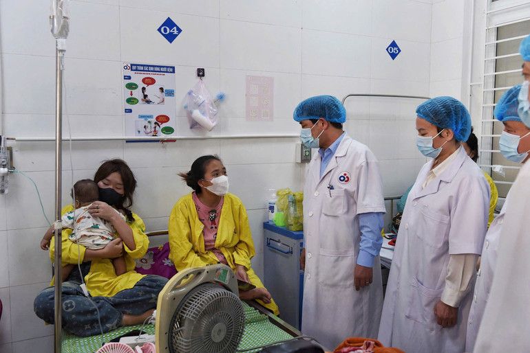 Đoàn cán bộ Bộ Y tế kiểm tra công tác điều trị bệnh sởi tại Bệnh viện Sản-Nhi Nghệ An. Ảnh: Đình Phượng.