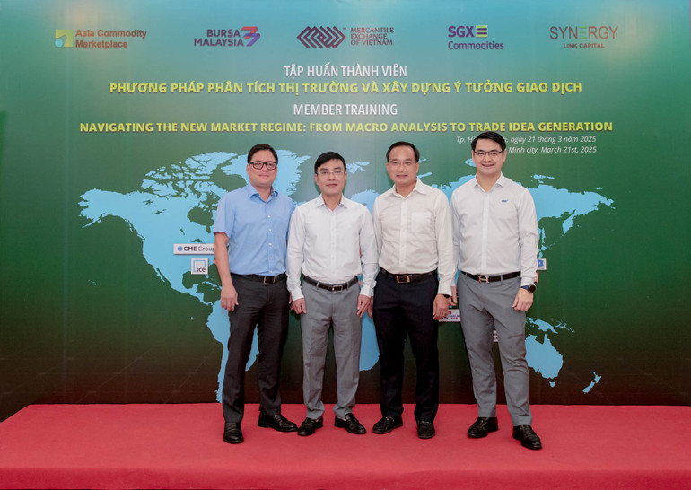 Ông Trần Như Hùng – Trưởng ban Kinh doanh Tập đoàn Công nghiệp Cao su Việt Nam (VRG) (thứ hai từ phải sang)