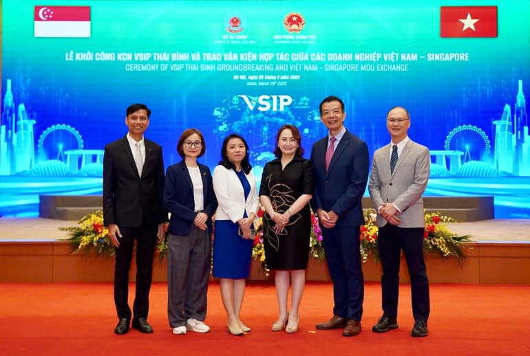 Bà Đặng Huỳnh Ức My - Chủ tịch HĐQT TTC Agri, Chủ tịch Công ty Global Mind Agriculture PTE. LTD (Thứ 3 từ phải qua) và Giáo sư William Chen Wei Ning - Giám đốc Trung tâm Thí nghiệm Đổi mới Nông nghiệp - Thực phẩm Singapore (SAIL), Đại học Công nghệ Nanyang (NTU) (Thứ 2 từ phải qua) cùng đại diện 2 bên tại sự kiện ký kết