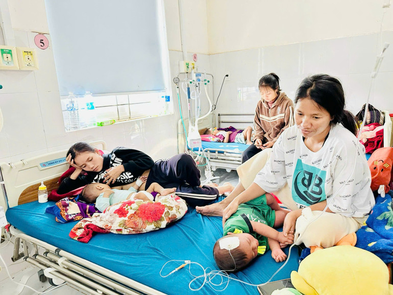 Bệnh nhân mắc bệnh sởi điều trị tại khoa nhiệt đới bệnh viện Nhi Gia Lai tăng cao. Ảnh: Sỹ Tạo