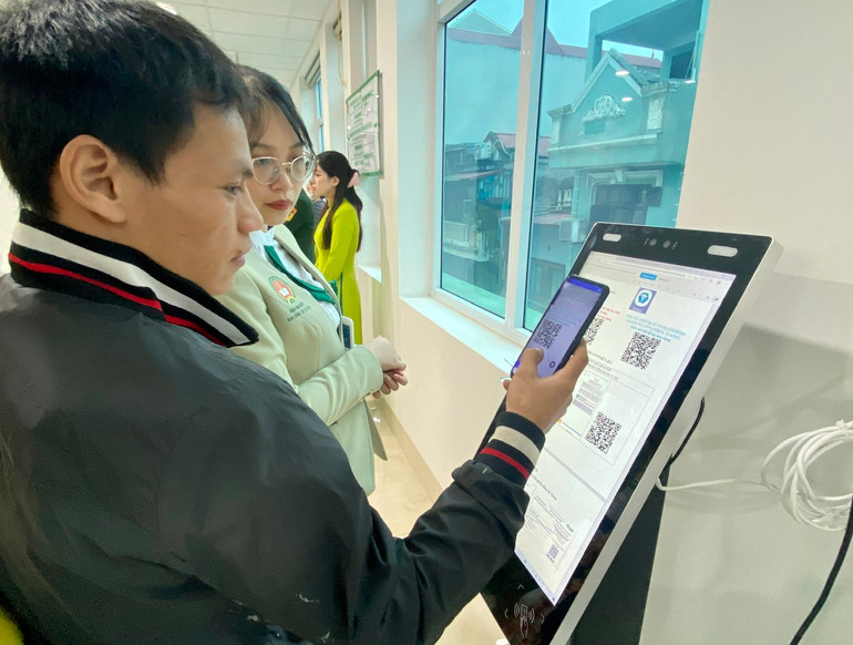 Bệnh nhân thanh toán chi phí khám qua QR code không dùng tiền mặt ngay tại phòng khám không mất thời gian xếp hàng chờ thanh toán. (Ảnh: ĐỖ THOA)