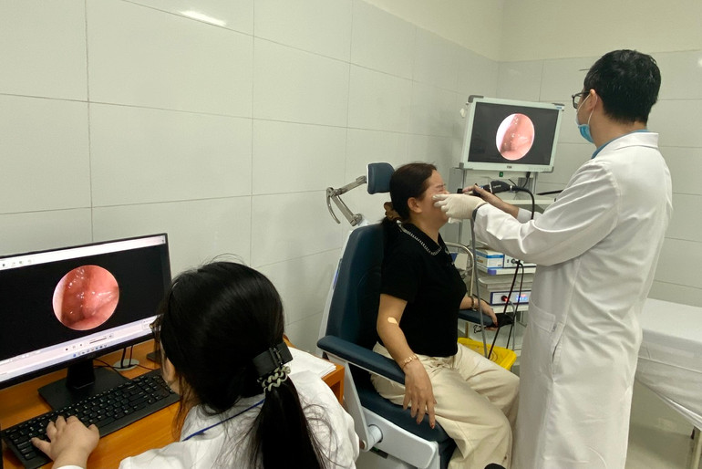 Bác sĩ chuyên khoa tai mũi họng khám bệnh cho người dân sáng 15/3 tại Khoa Khám bệnh theo yêu cầu (Bệnh viện Quân y 103). (Ảnh: ĐỖ THOA)