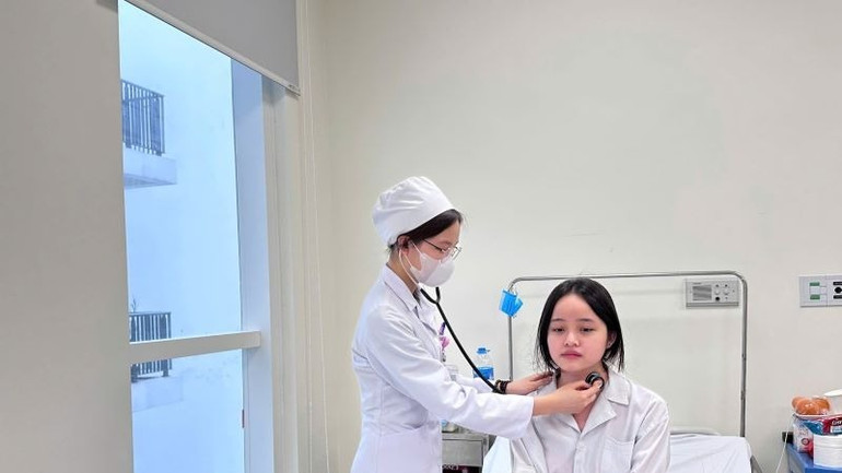 Trong quá trình thực tập lâm sàng tại Bệnh viện Quân y 103, Bùi Việt Hà luôn tích cực đi buồng bệnh, thăm khám cho bệnh nhân để tích lũy kinh nghiệm. (Ảnh: HVQY)