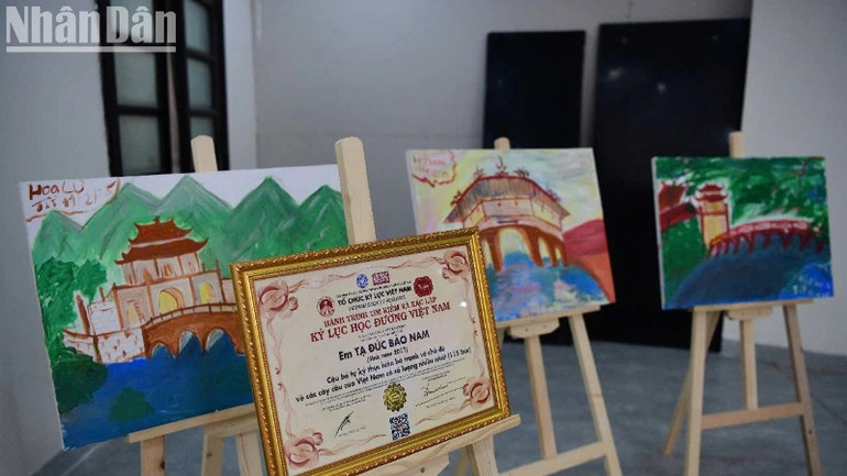 Một số phẩm tranh của bé Tạ Đức Bảo Nam, trẻ tự kỷ sinh năm 2011 được trưng bày bên lề Tọa đàm trực tuyến “Tương lai nào cho trẻ tự kỷ?”. Ảnh: THẾ DƯƠNG