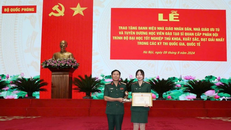 Đại tướng Nguyễn Tân Cương, Tổng Tham mưu trưởng, Thứ trưởng Quốc phòng, trao Bằng khen của Bộ trưởng Quốc phòng tặng Thượng sĩ Bùi Việt Hà. (Ảnh: HVQY)