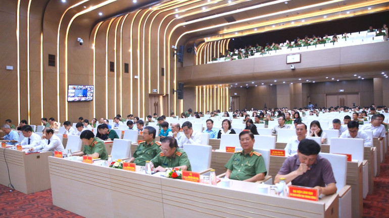 Các đồng chí lãnh đạo, đại biểu dự Toạ đàm.