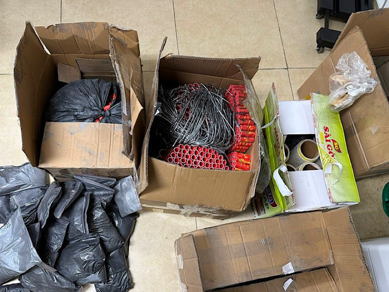 Dụng cụ các đối tượng dùng chế tạo pháo được thu giữ. Dụng cụ các đối tượng dùng chế tạo pháo được thu giữ.